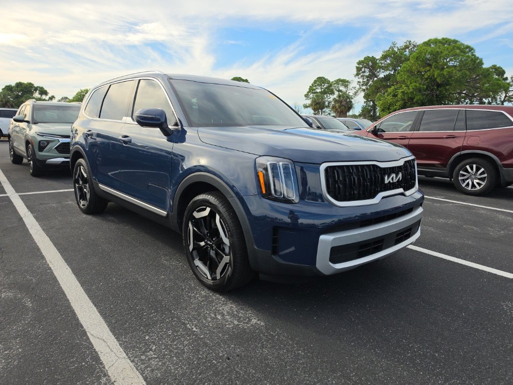 Certified 2025 Kia Telluride EX w/ EX Captain's Chair Package FWD image 3