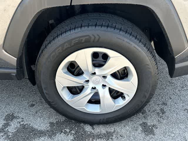 Used 2022 Toyota RAV4 LE AWD/4WD image 5