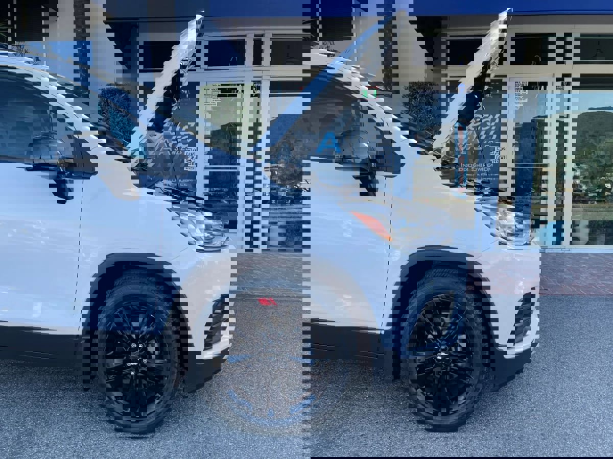 Used 2020 Chevrolet Trax LT w/ Sun & Sound Package image 32