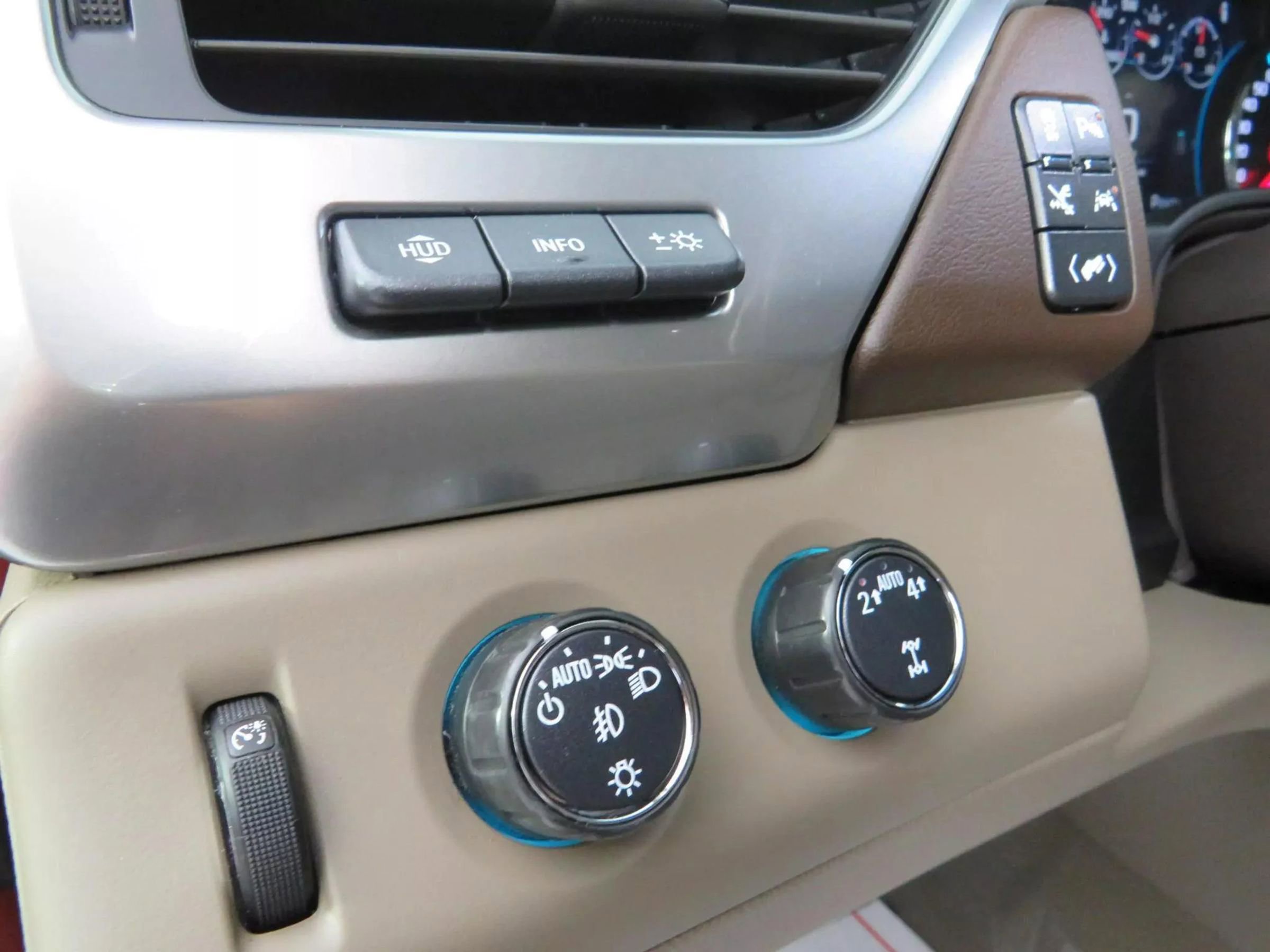 Used 2020 Chevrolet Tahoe Premier AWD/4WD image 16