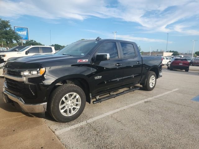Used 2024 Chevrolet Silverado 1500 LT w/ Z71 Off-Road Package AWD/4WD image 2