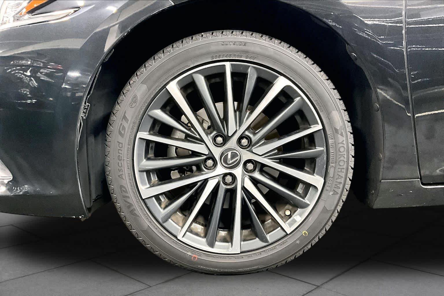 Used 2025 Lexus ES 300h w/ Premium Package FWD image 11