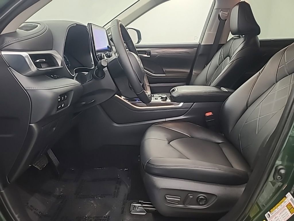 Used 2025 Toyota Highlander Platinum image 30