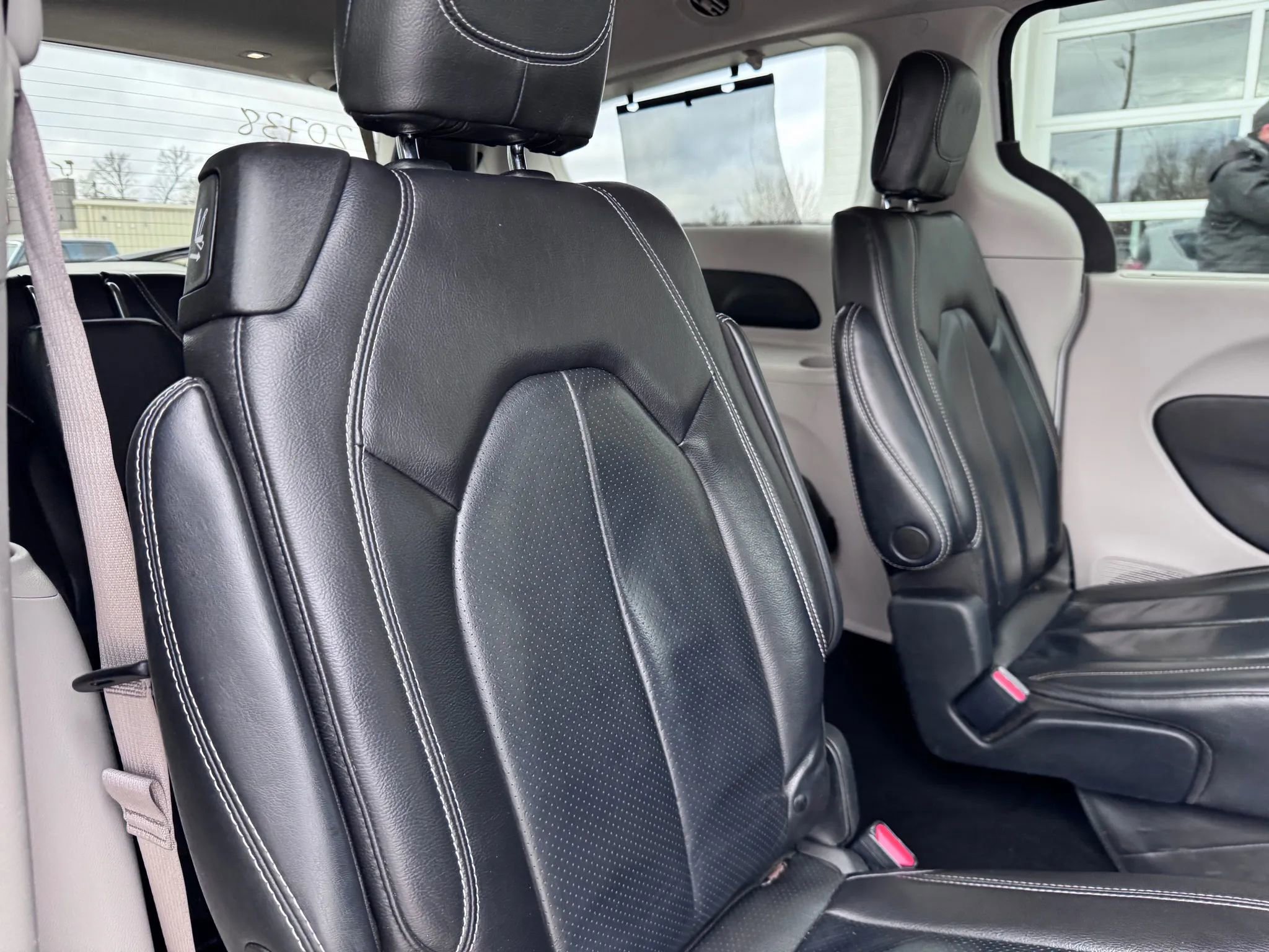 Used 2022 Chrysler Pacifica Touring-L image 9