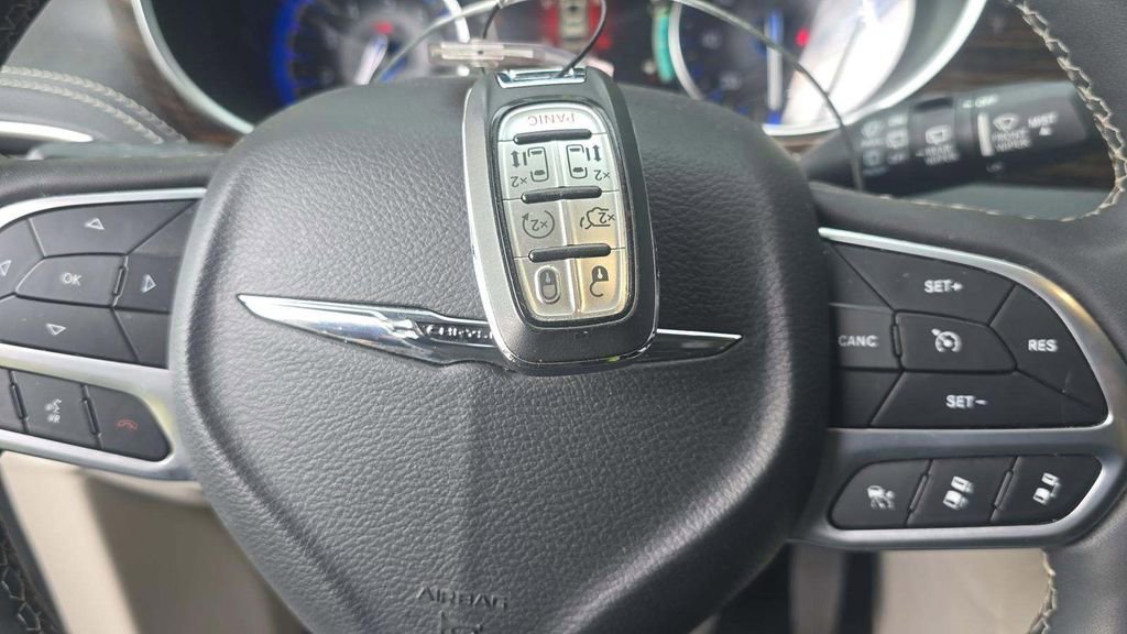 Used 2023 Chrysler Pacifica Limited FWD image 11