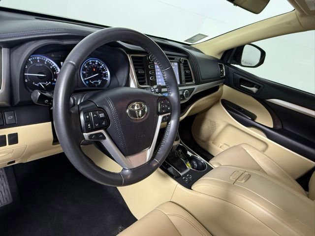 Used 2019 Toyota Highlander XLE FWD image 15