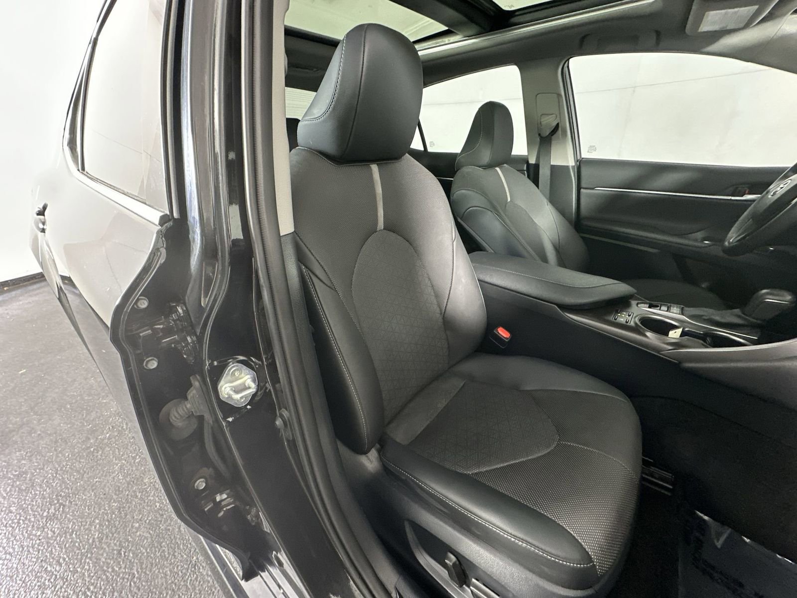 Used 2023 Toyota Camry XSE w/ Navigation Package image 31