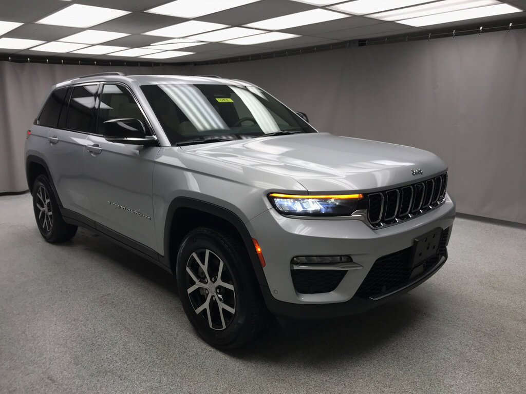 Used 2023 Jeep Grand Cherokee Limited w/ Luxury Tech Group II image 5