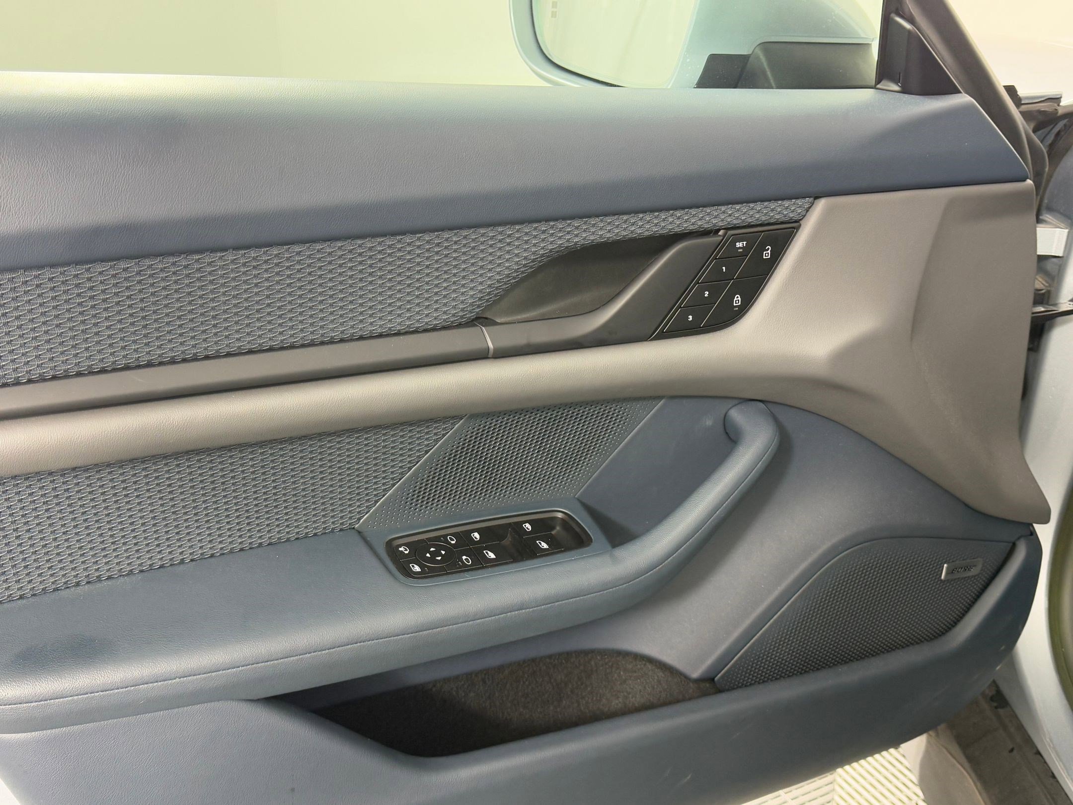 Used 2022 Porsche Taycan image 15