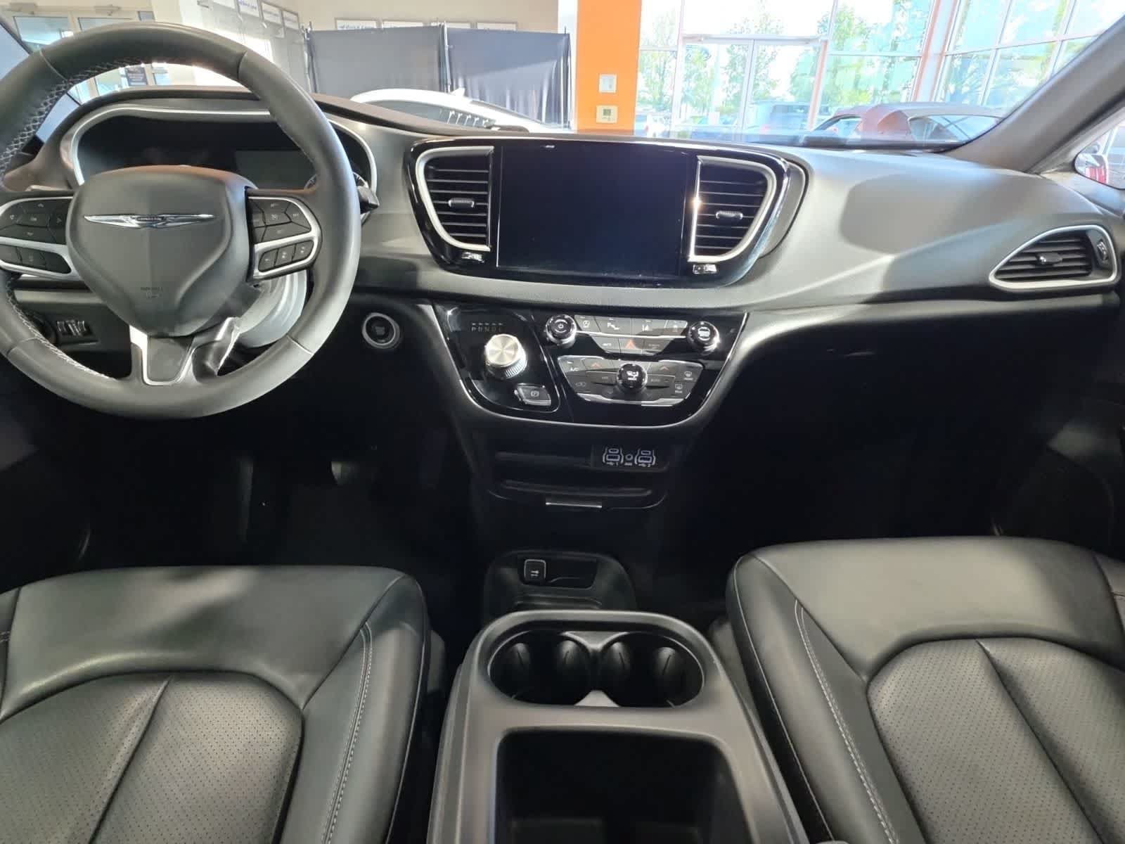 Used 2025 Chrysler Pacifica Select FWD image 27