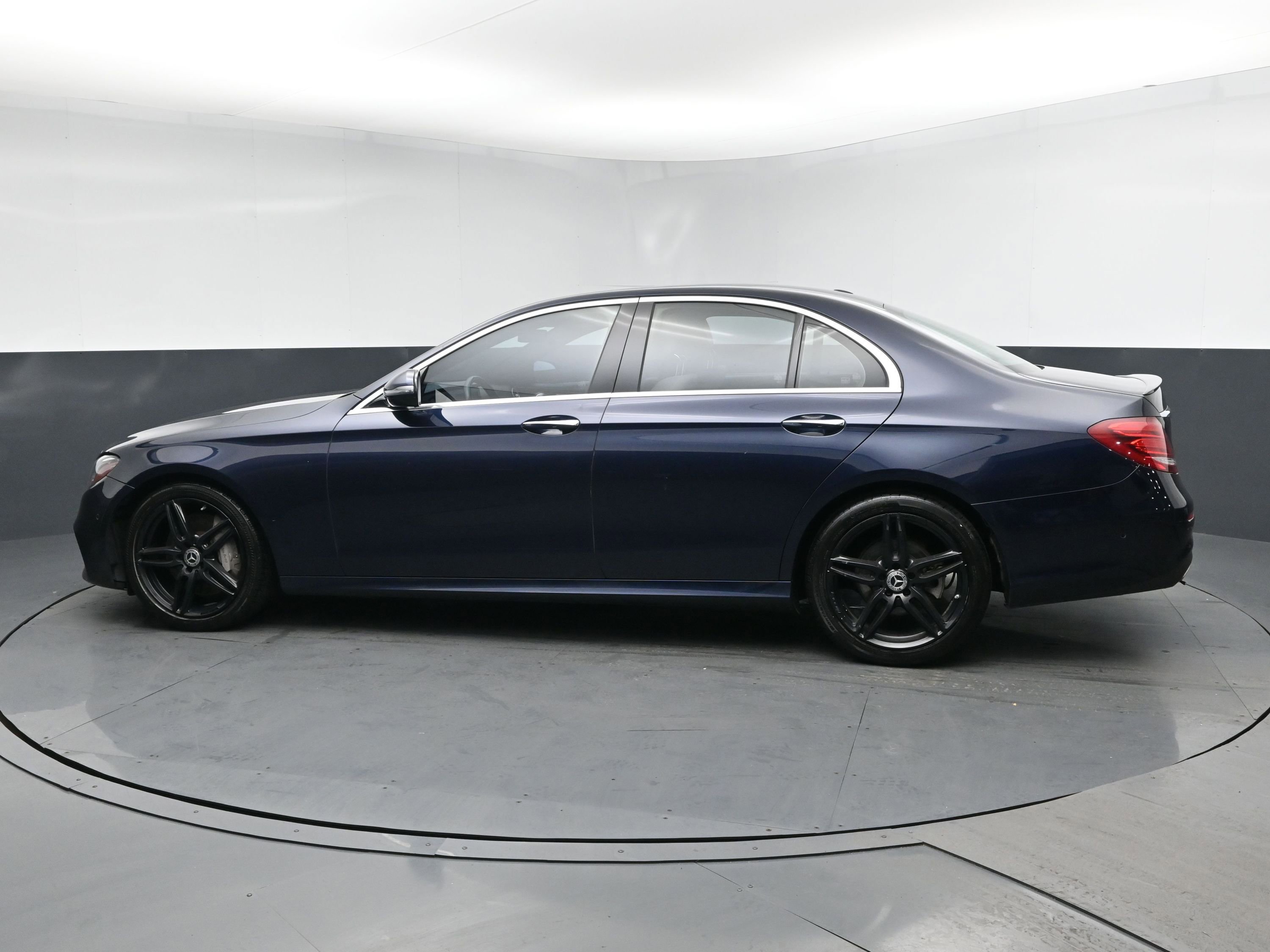 Used 2017 Mercedes-Benz E 300 4MATIC image 4