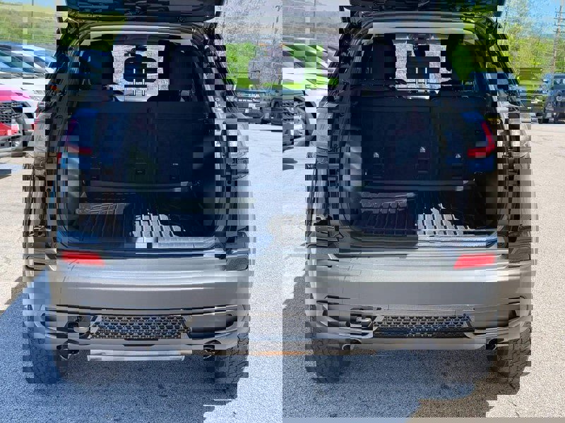 Used 2020 Jeep Cherokee Latitude AWD/4WD image 5