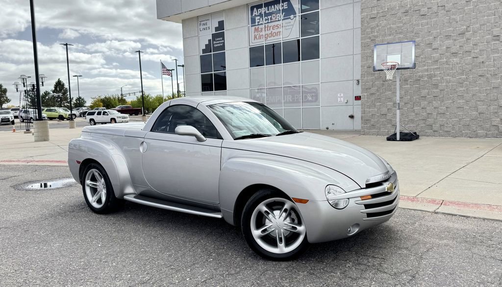 Used 2004 Chevrolet SSR Base w/ Preferred Equipment Group image 2