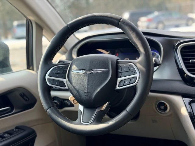 Used 2023 Chrysler Pacifica Touring-L image 21
