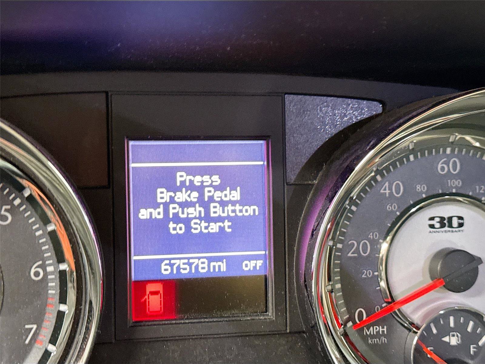 Used 2014 Chrysler Town & Country Touring-L image 3