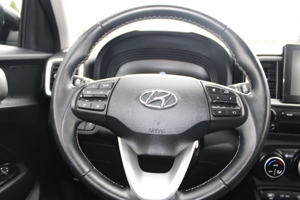Used 2023 Hyundai Venue SEL image 18