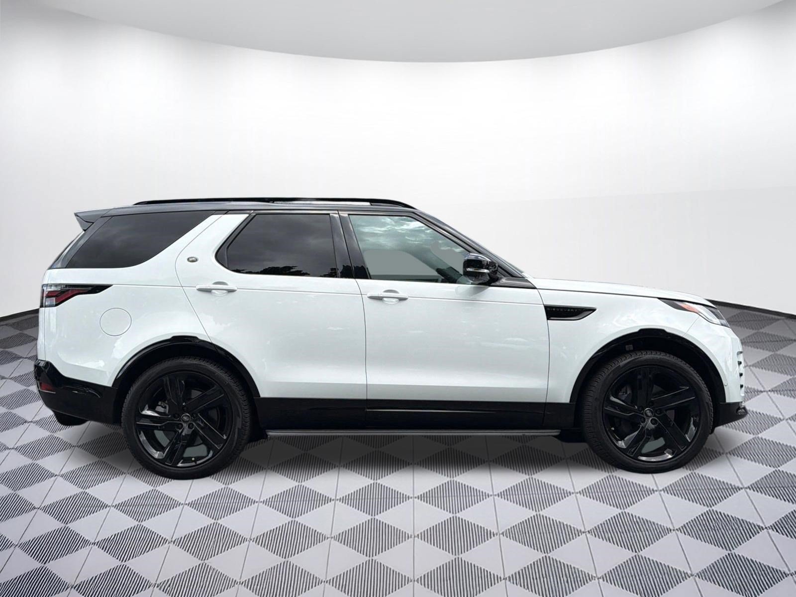 Used 2025 Land Rover Discovery Dynamic SE AWD/4WD image 7