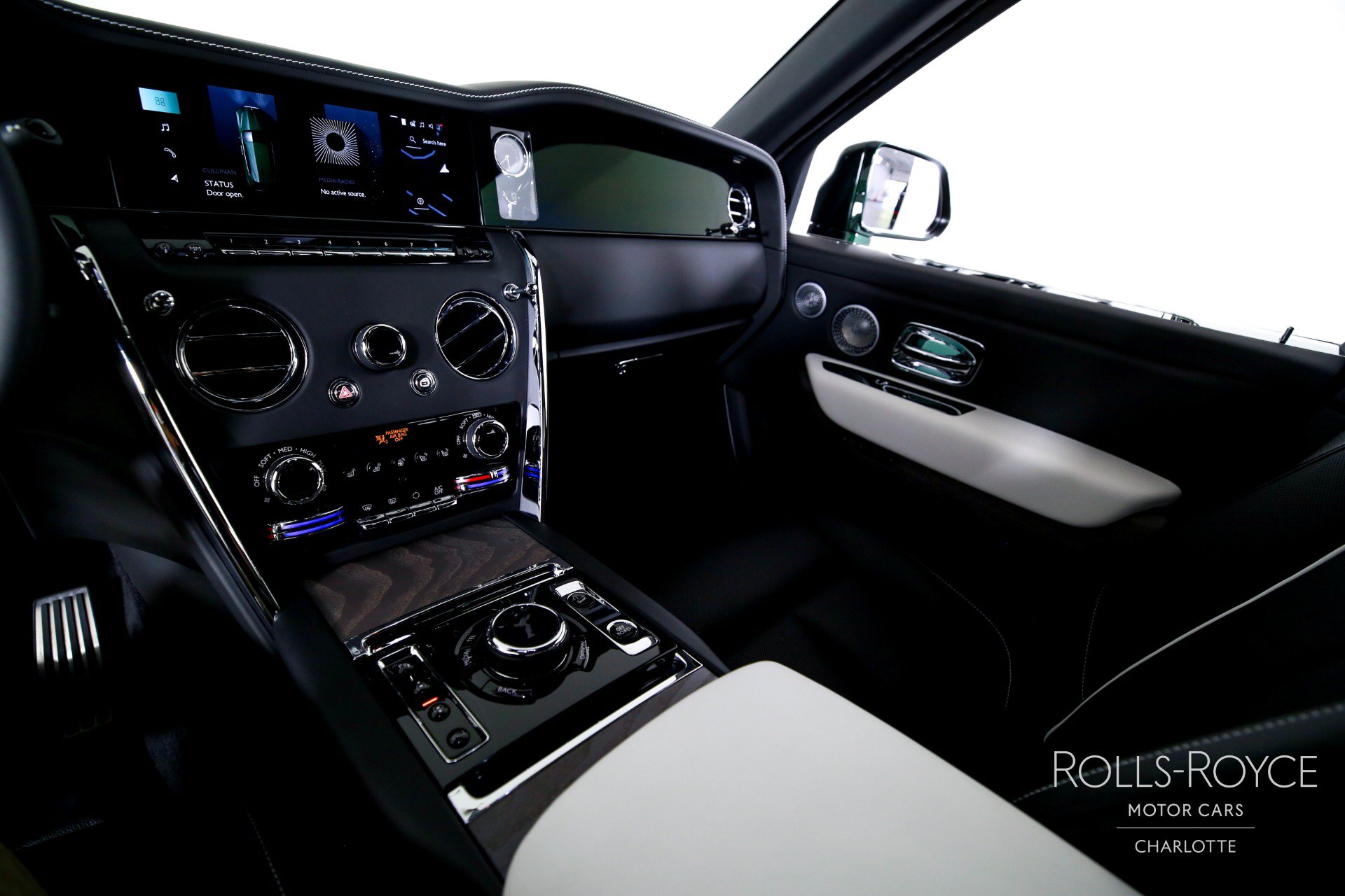 Used 2026 Rolls-Royce Cullinan AWD/4WD image 16