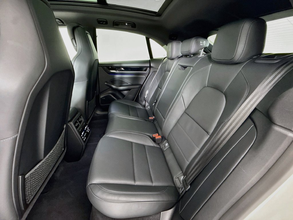 Certified 2025 Porsche Macan Electric RWD image 23