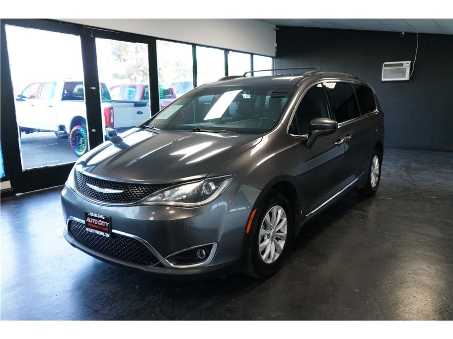 Used 2017 Chrysler Pacifica Touring-L image 3