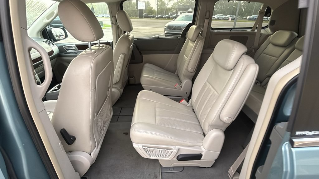 Used 2009 Chrysler Town & Country Touring FWD image 12