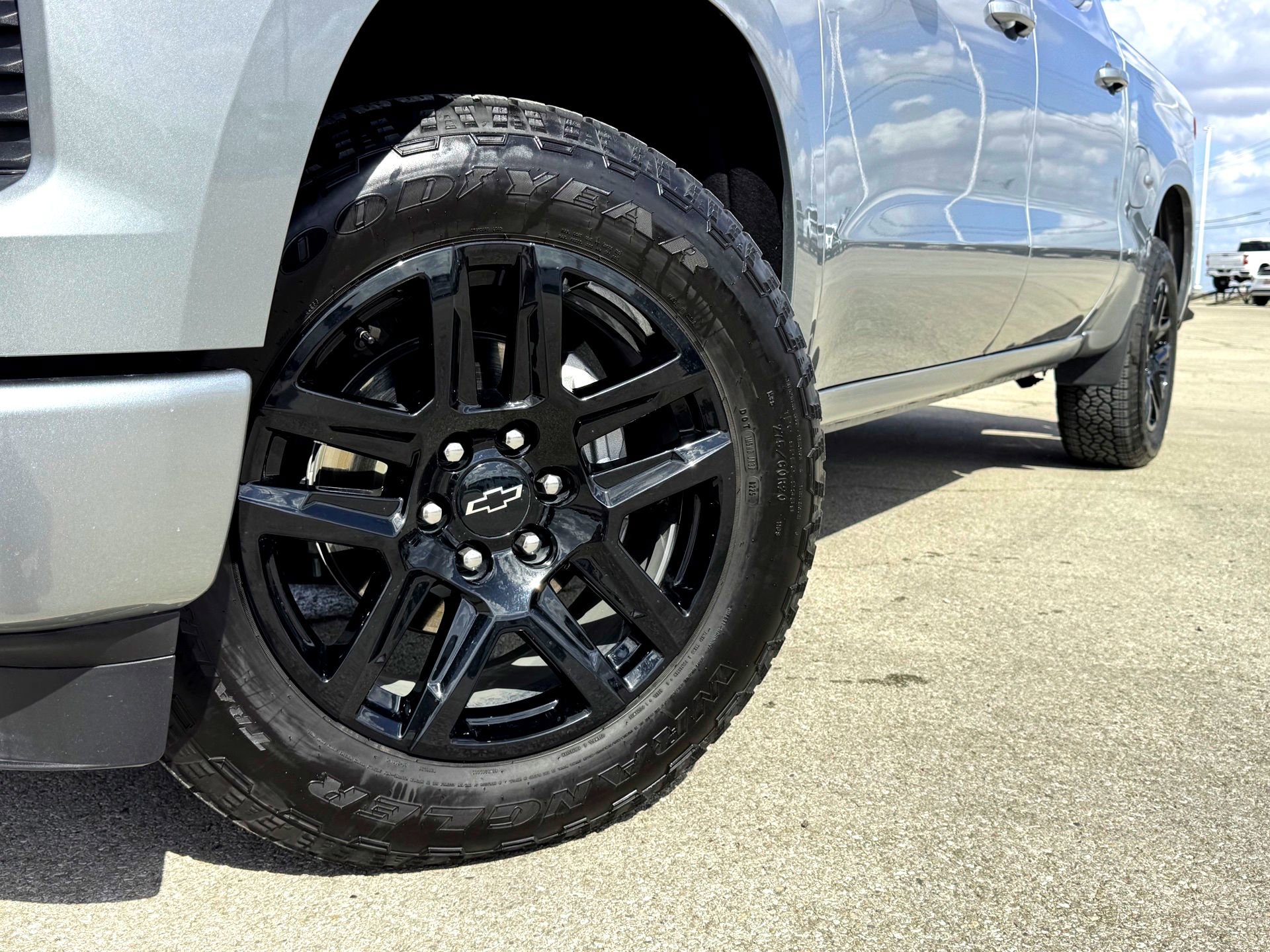 Used 2025 Chevrolet Silverado 1500 RST image 2