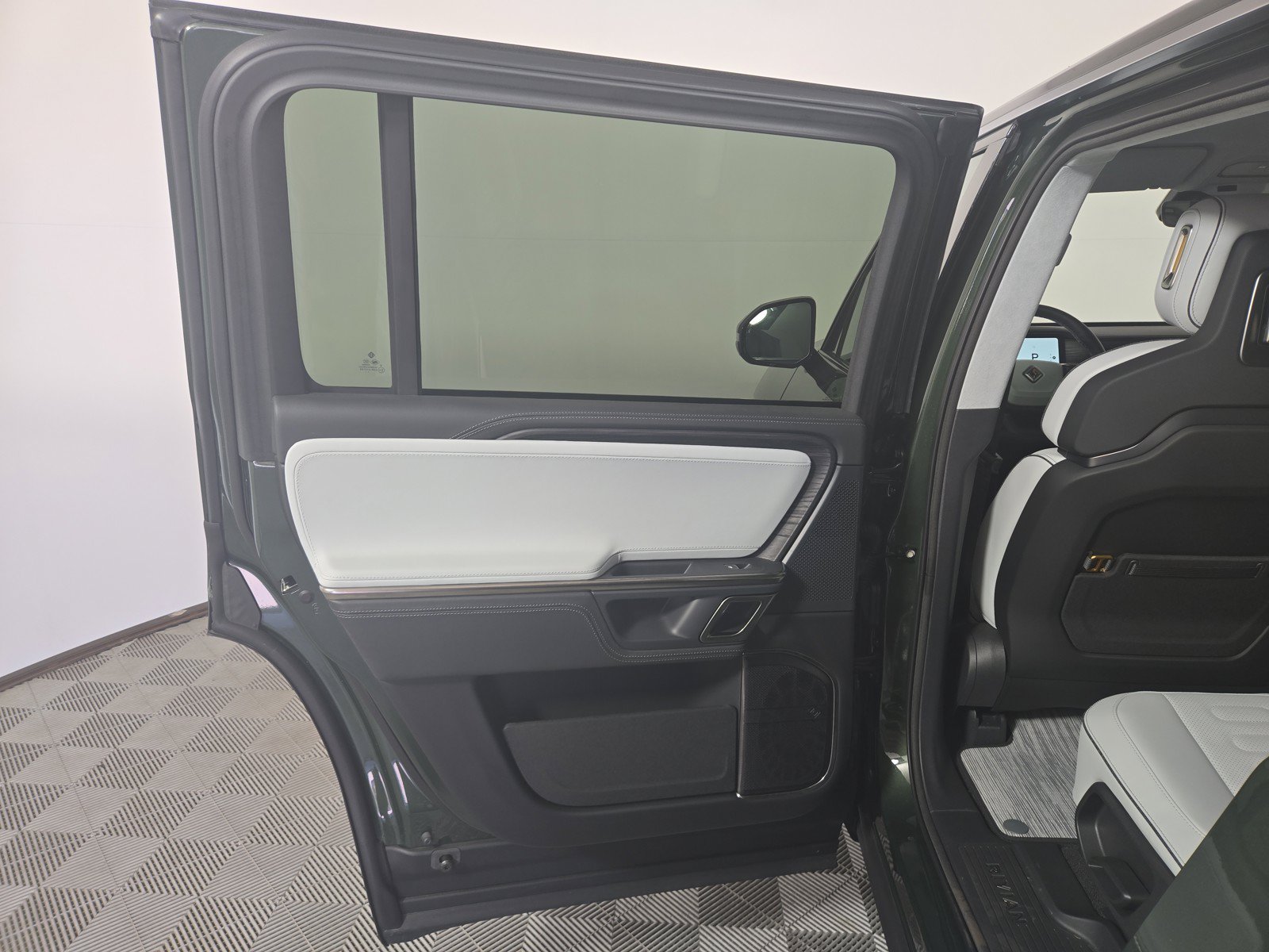 Used 2023 Rivian R1S Adventure AWD/4WD image 16