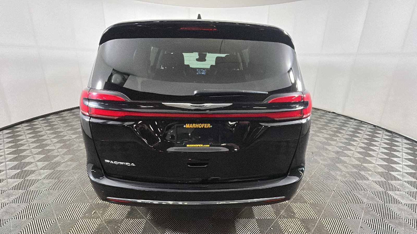 Used 2024 Chrysler Pacifica Touring-L FWD image 4