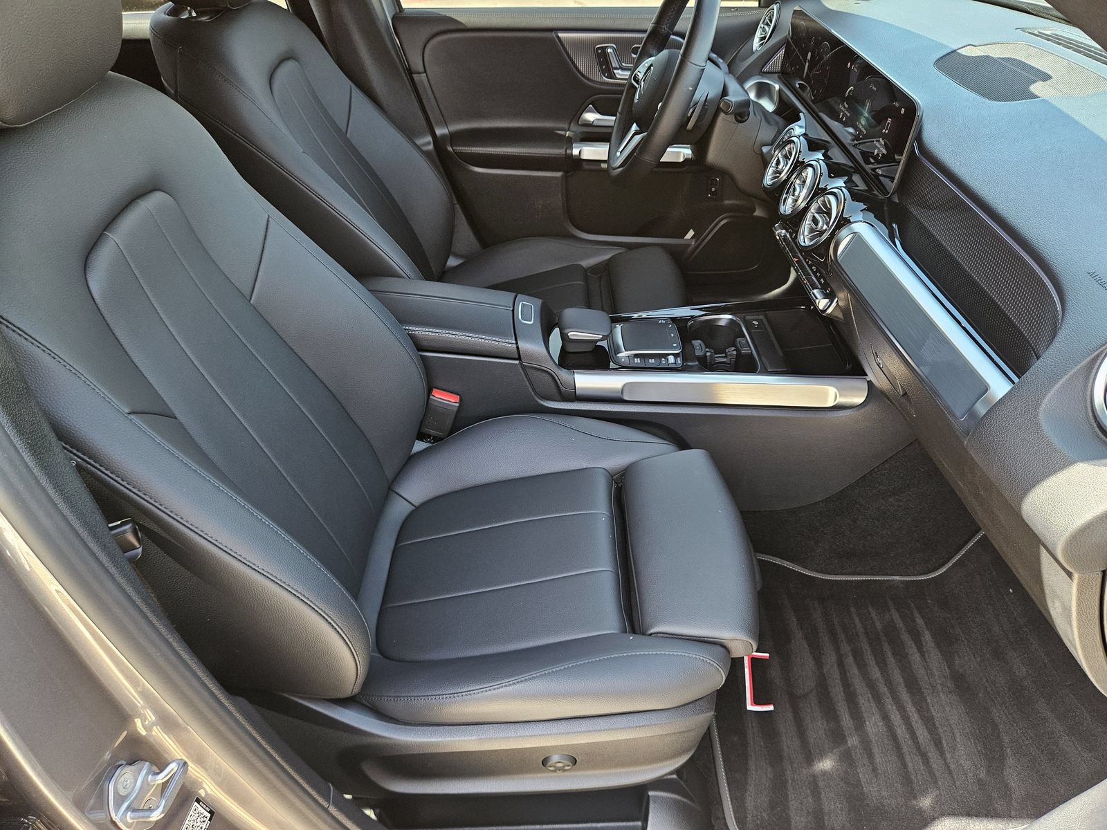 Used 2021 Mercedes-Benz GLB 250 w/ Premium Package image 13