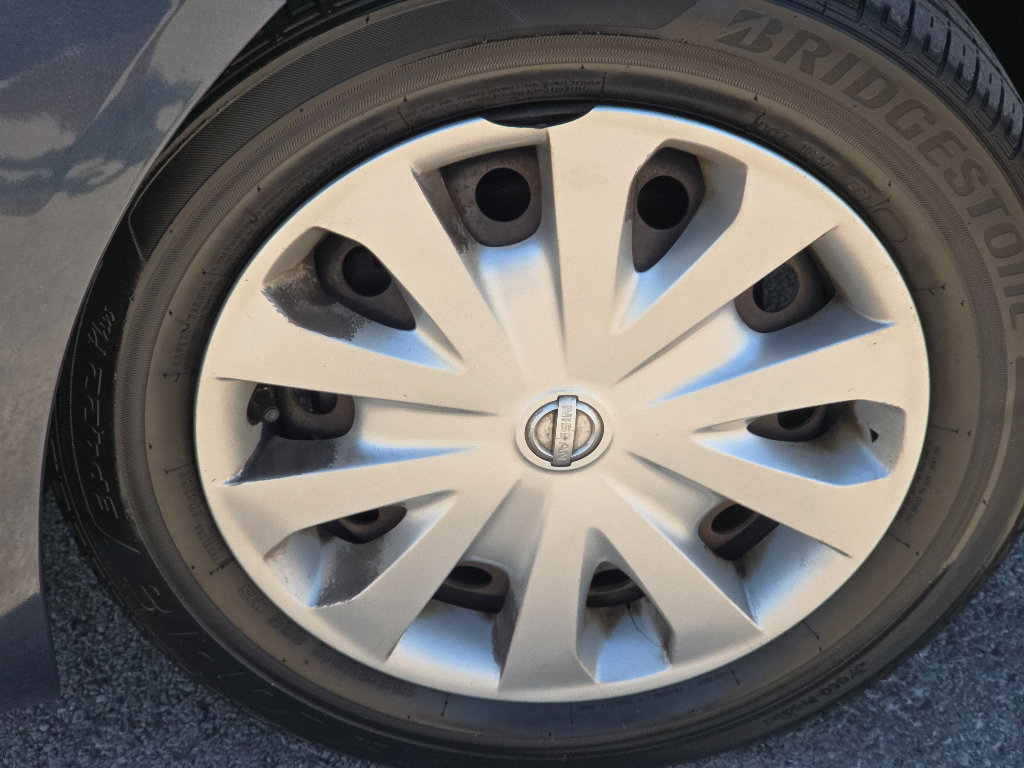 Used 2015 Nissan Versa SV FWD image 3