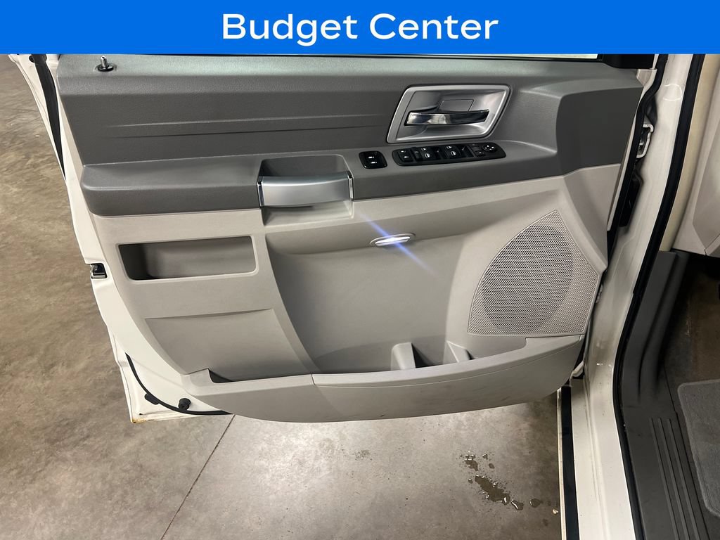 Used 2008 Chrysler Town & Country Touring FWD image 15
