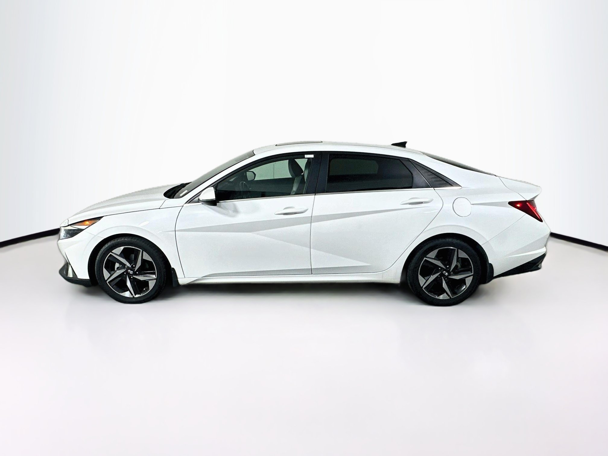 Used 2022 Hyundai Elantra Limited FWD image 4