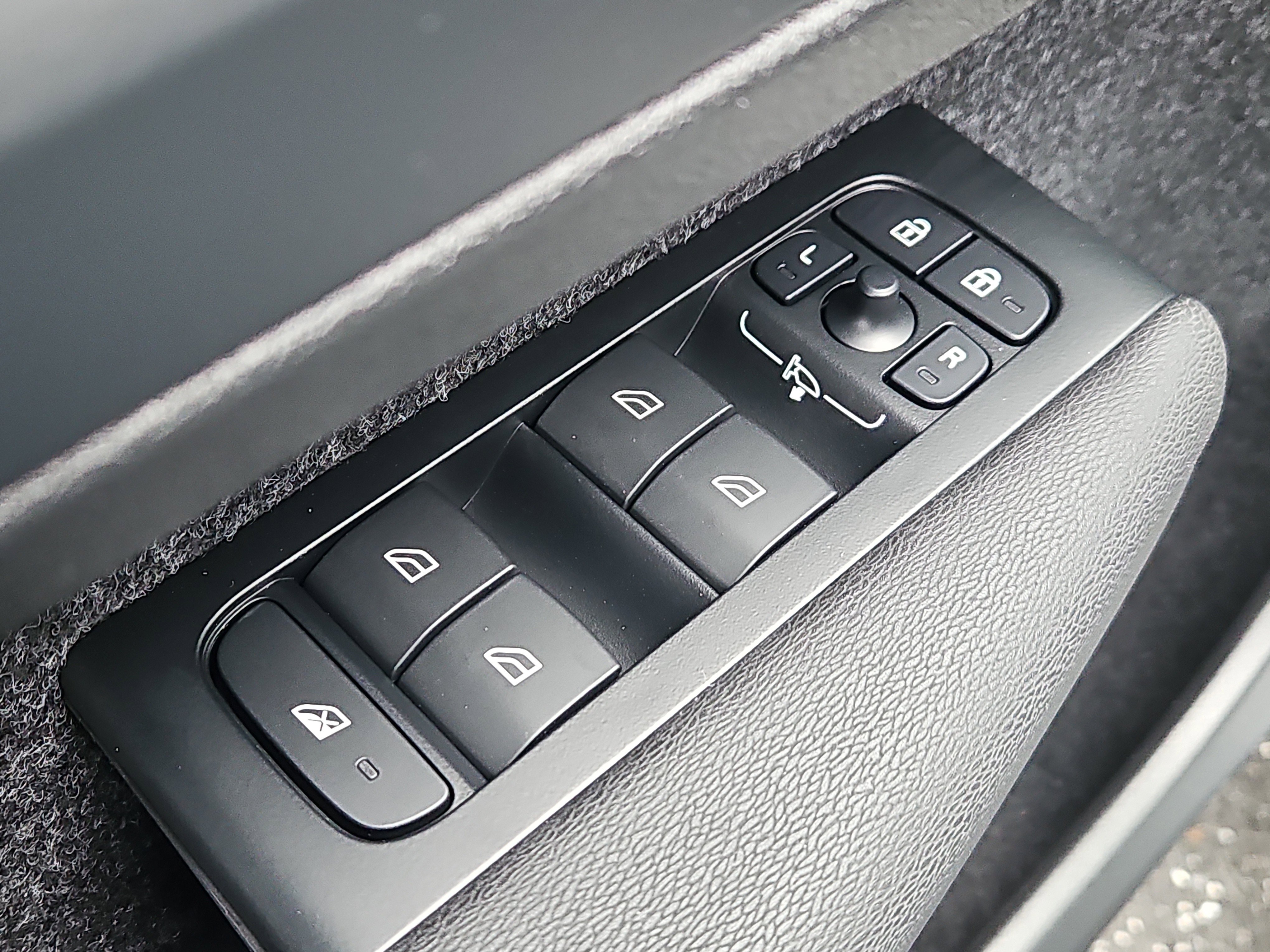 New 2026 Volvo XC40 B5 Plus w/ Protection Package Premier image 18