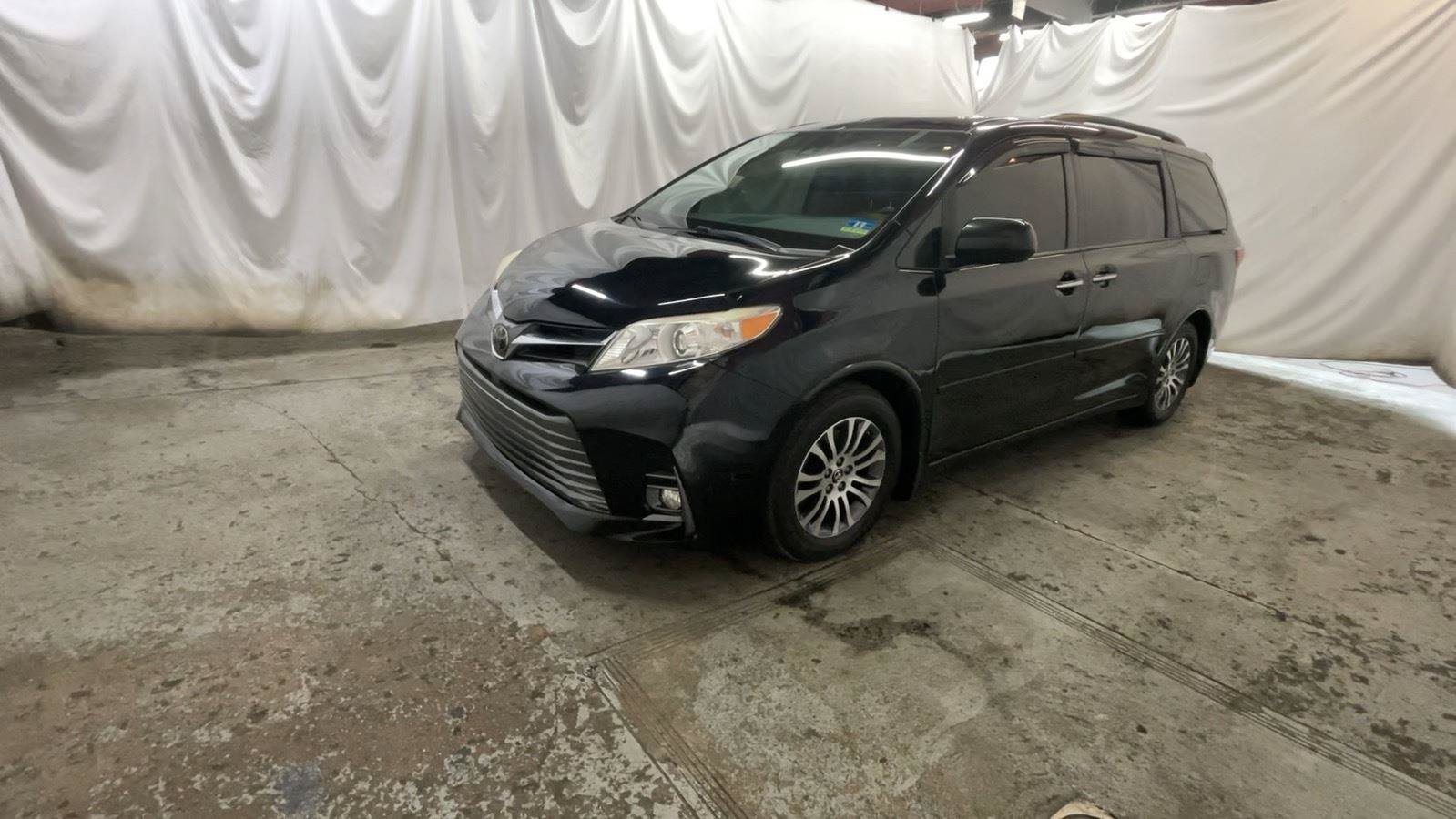 Used 2018 Toyota Sienna XLE FWD image 13
