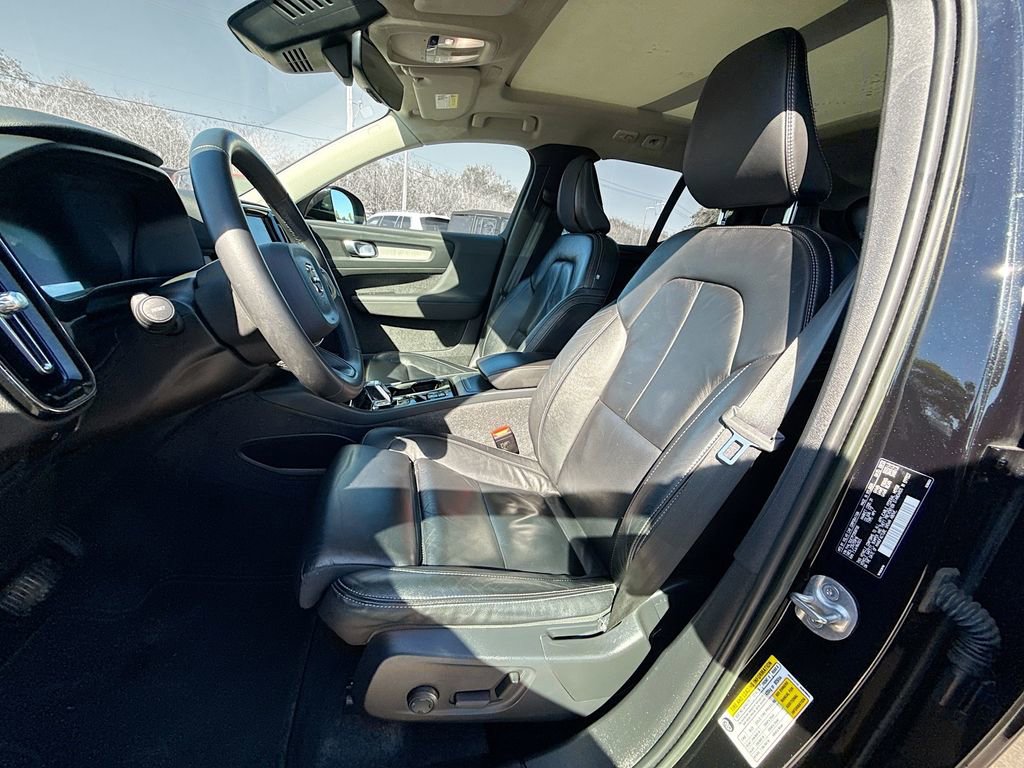 Used 2023 Volvo XC40 B5 Plus image 23