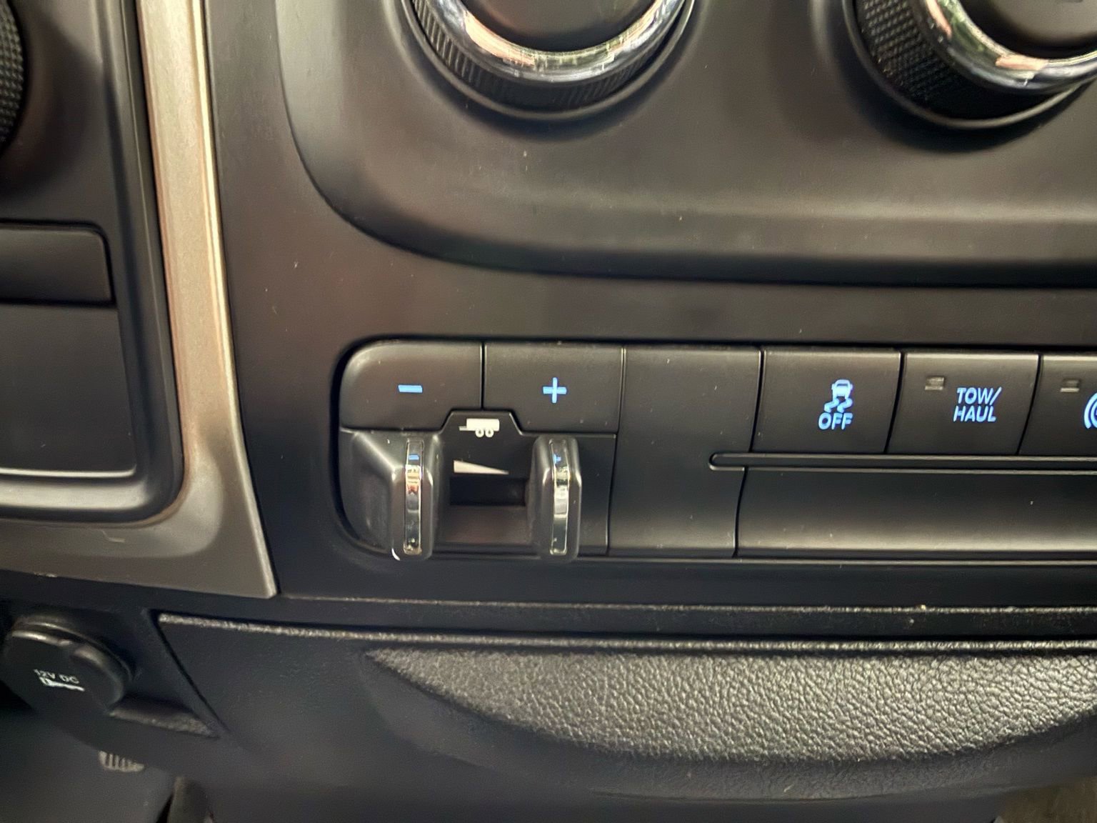 Used 2015 RAM 2500 SLT w/ Luxury Group image 19