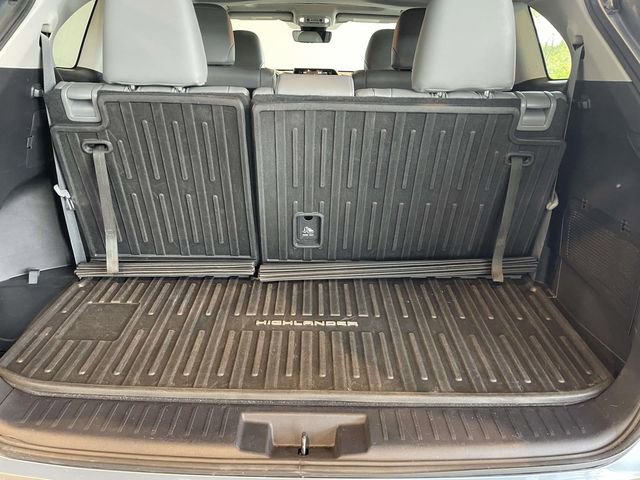 Used 2021 Toyota Highlander XLE AWD/4WD image 19