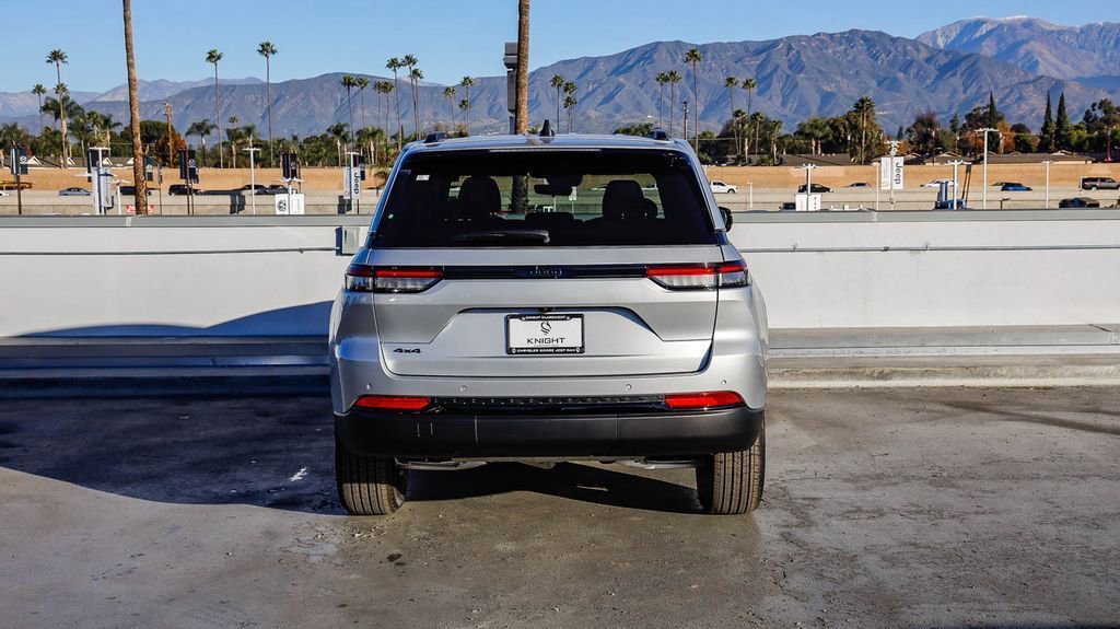New 2025 Jeep Grand Cherokee Altitude image 8
