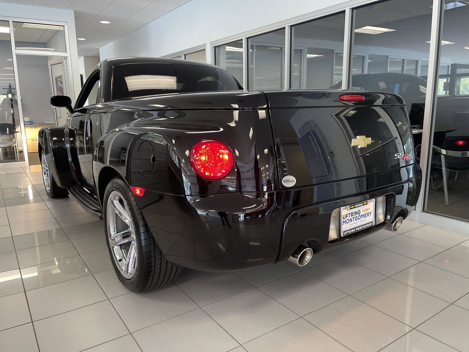 Used 2005 Chevrolet SSR w/ Preferred Equipment Group RWD image 2