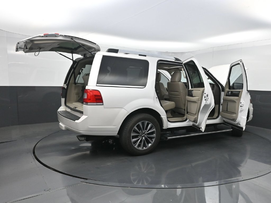 Used 2017 Lincoln Navigator Select RWD image 38