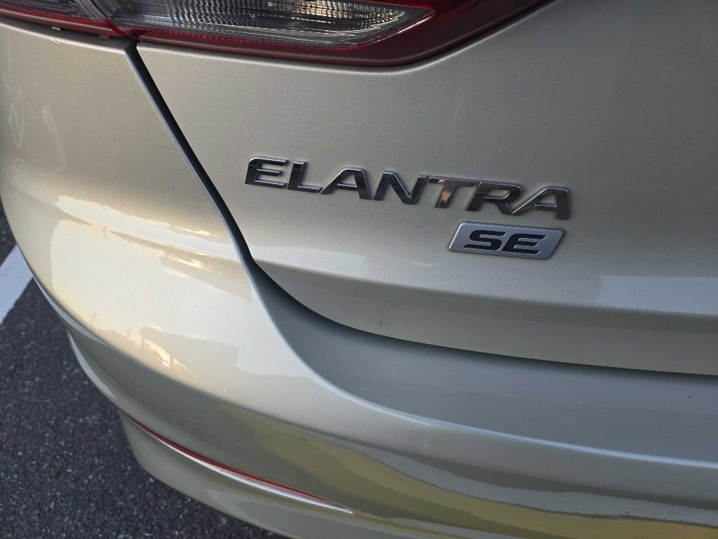 Used 2017 Hyundai Elantra SE image 8