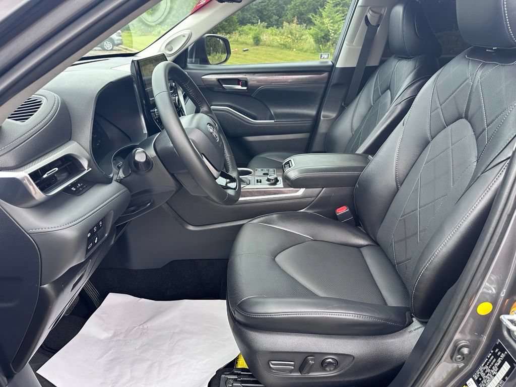 Certified 2024 Toyota Highlander Platinum AWD/4WD image 9