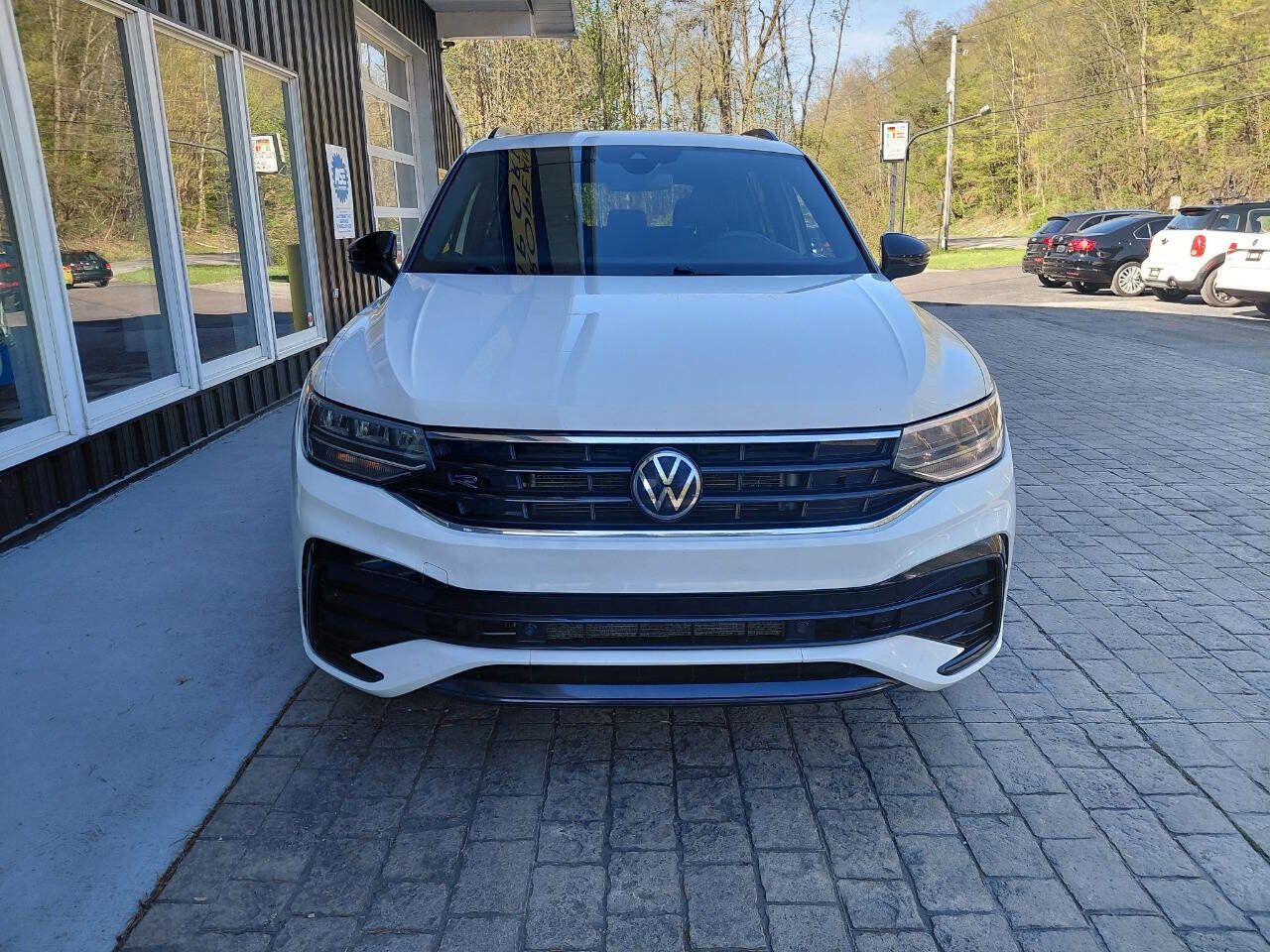 Used 2022 Volkswagen Tiguan SE R-Line AWD/4WD image 2