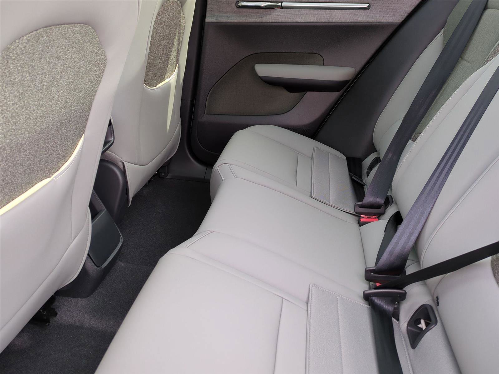 New 2026 Volvo EX30 Plus w/ Protection Package image 17