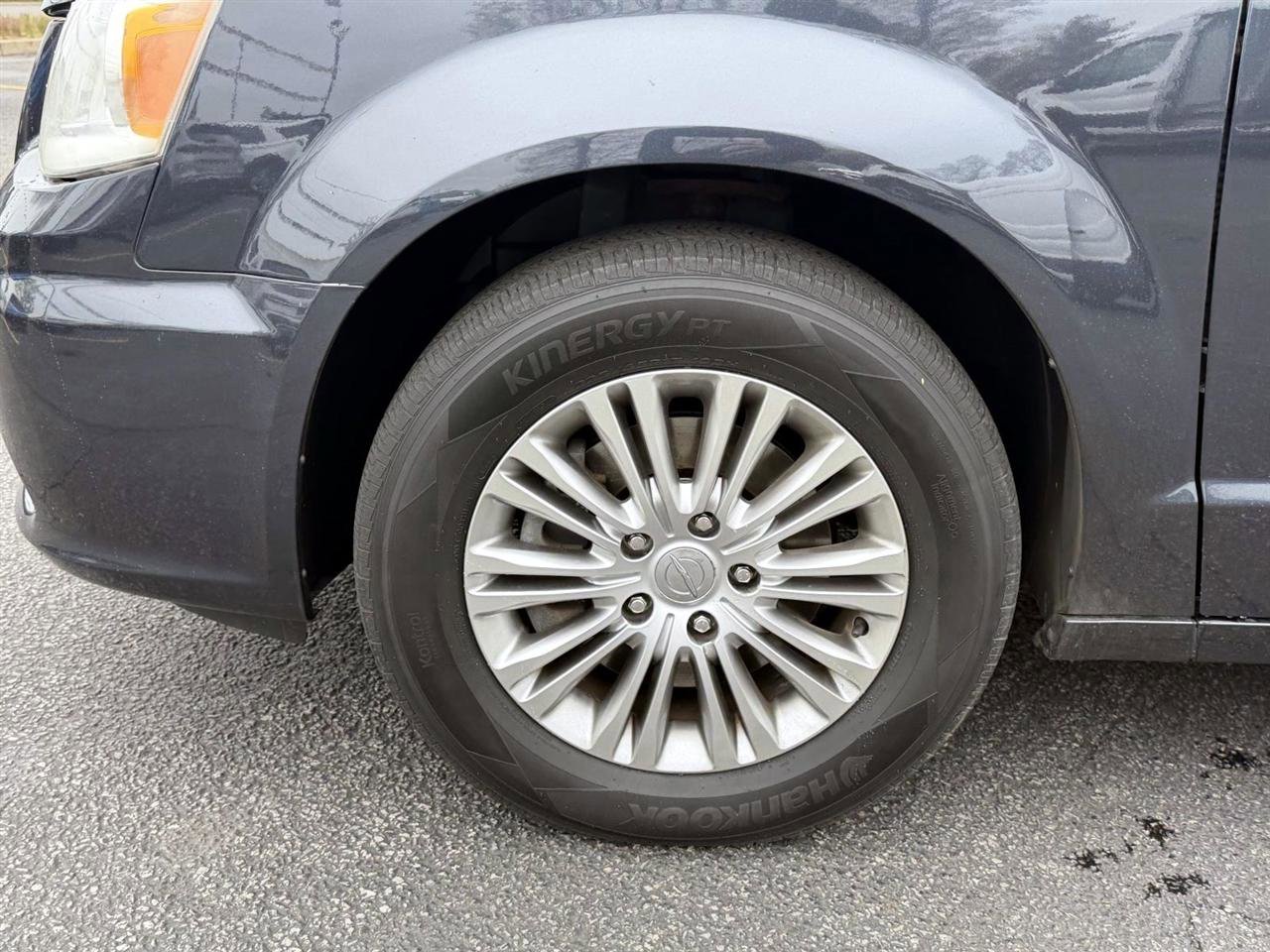 Used 2013 Chrysler Town & Country Touring-L w/ Driver Convenience Group FWD image 6