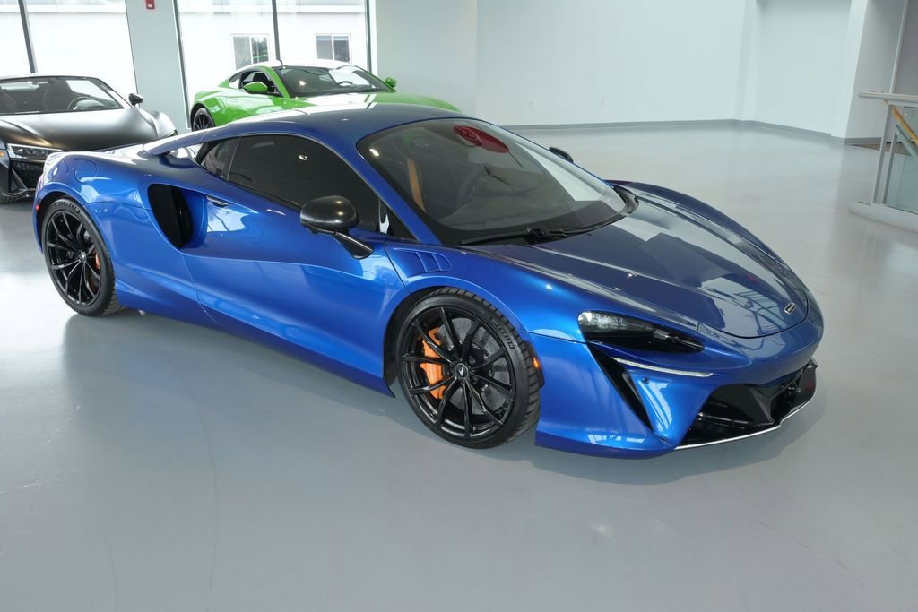 Used 2023 McLaren Artura RWD image 1