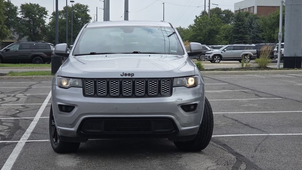 Used 2018 Jeep Grand Cherokee Altitude AWD/4WD image 3