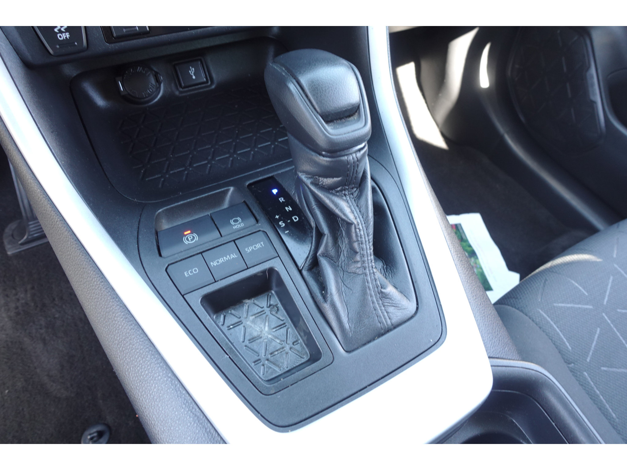 Used 2021 Toyota RAV4 XLE w/ XLE Grade Weather Package FWD image 19