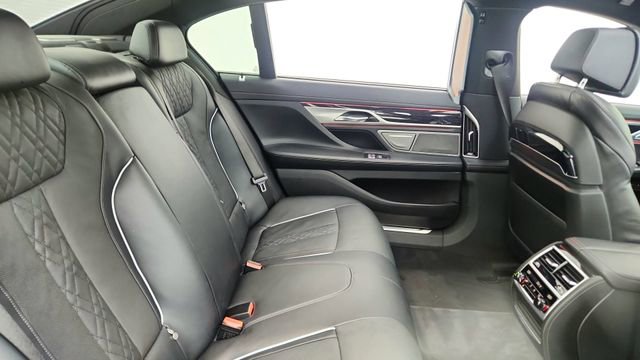 Used 2022 BMW 750i xDrive w/ Executive Package AWD/4WD image 24