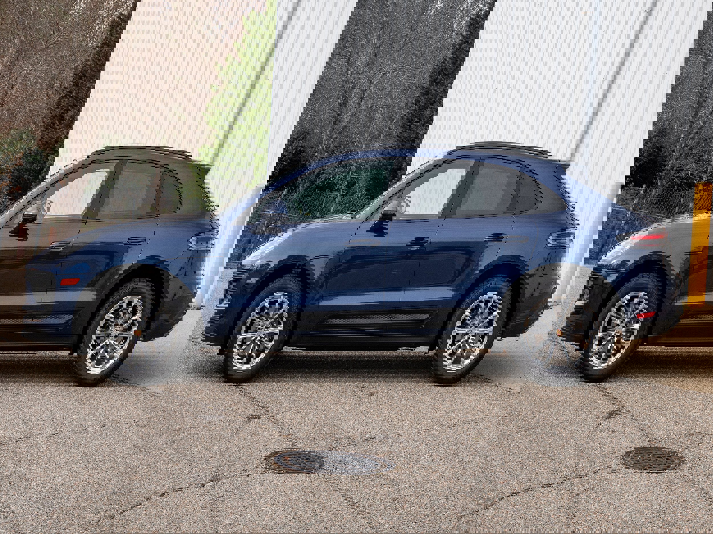 Certified 2025 Porsche Macan image 2